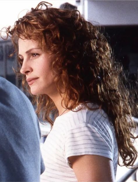 Curly 3a Hairstyles, Julia Roberts Style 90s Curly Hair, Frizzy Hair Aesthetic, Julia Roberts Curly Hair, Curly Hair Layers Long, 90s Haircuts Long, Julia Roberts Hair, Julia Roberts Style, 3a Hair