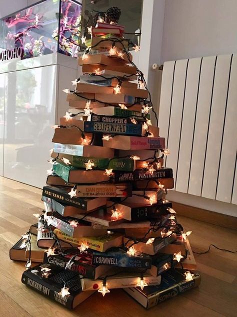 Book Christmas Tree, Book Tree, Creative Christmas Trees, Small Christmas Trees, Library Decor, Noel Christmas, Christmas Tree Themes, Christmas Books, Christmas Aesthetic