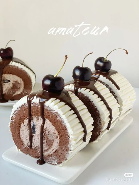 Chocolat cherry swiss roll cake korean aesthetic douyin cake Swiss Roll Cakes Aesthetic, Swiss Roll Cake Aesthetic, Korean Pastries Aesthetic, Korean Roll Cake, Korean Pastries, Cake Korean, Swiss Roll Cakes, Dessert Aesthetic, Swiss Roll Cake