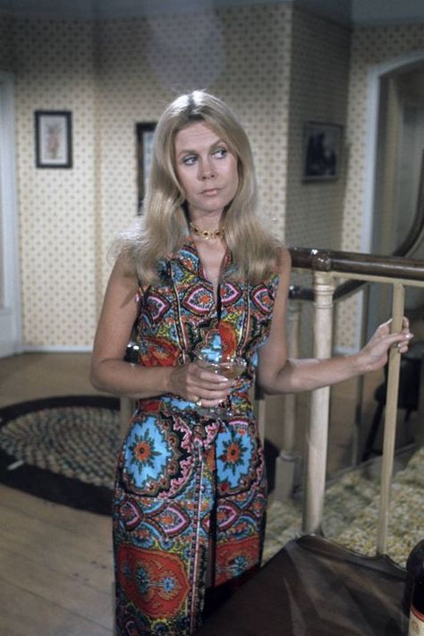 Elizabeth Monthomery in <i>Bewitched</i> Bewitched Tv Show, Agnes Moorehead, Elizabeth Montgomery, Retro Pop, 60s Fashion, Pretty Little Liars, Stylish Women, Pop Culture, Retro Fashion