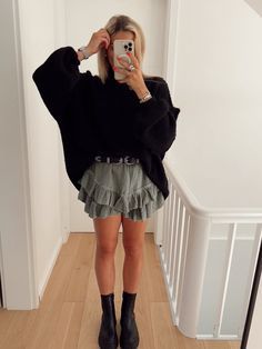 Short Skirts Outfits, Look Legging, Mode Zara, Lazy Day Outfit, Beige Outfit, Look Short, Jupe Short, Mode Ootd, Modieuze Outfits