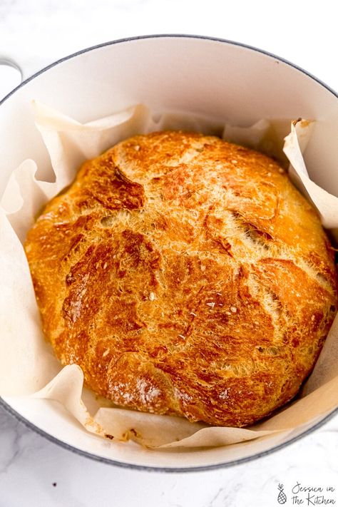 This No Knead Bread (Dutch Oven Bread) is my favourite go to bread recipe! It's incredibly easy to make, with a beautiful golden crust. It's soft and fluffy on the inside and takes ridiculously delicious. It only takes 2 hours to rise and requires no special ingredients! No Knead Bread Dutch Oven, Bread Dutch Oven, Oven Bread, Dutch Oven Bread, No Rise Bread, Knead Bread, Chick Pea, Dutch Oven Recipes, Bread Serving