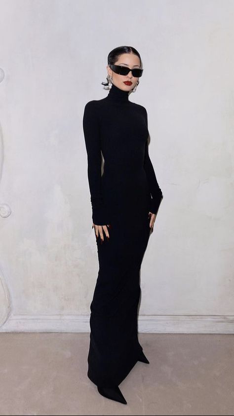 Alexa Demie Winter Outfits, Alexa Demie Dresses, All Black Outfit Formal Classy, Dark And Moody Outfits, Alexa Demie Black Dress, Alexa Demie Aesthetic Outfits, Alexa Demie Street Style, Alexa Demie Balenciaga, Alexa Demie Dress