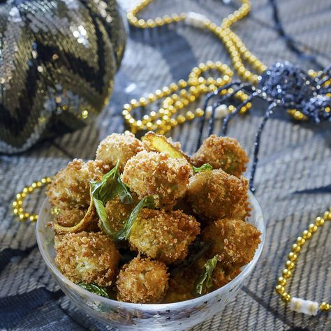 Fried Olives by Trisha Yearwood Trisha's Southern Kitchen, Fried Basil, Fried Olives, Trisha Yearwood Recipes, Olive Recipes, Trisha Yearwood, Recipes Appetizers, Best Comfort Food, Soft Cheese