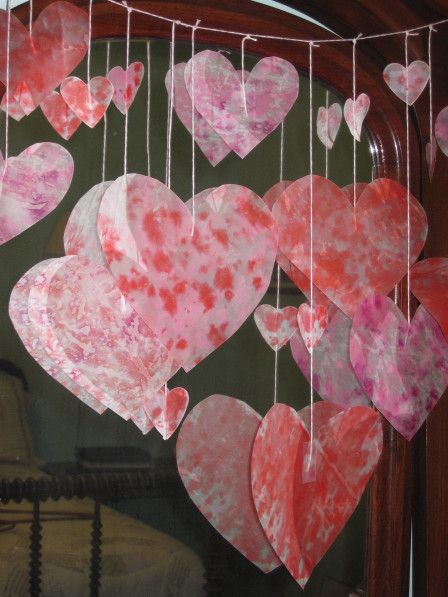 Wax Paper Heart over mirror Valentine Craft Ideas, Making Crayons, Crayon Heart, Wax Art, Melting Crayons, Crafty Kids, Heart Strings, Vintage Sheet Music, Paper Heart