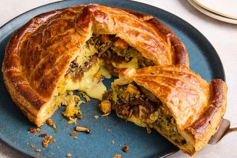 Baked Brie and Caramelized Vegetable Pie Recipe Baked Brie And Caramelized Vegetable Pie, Vegetable Pie Recipes, Mushroom Wellington, Vegetable Pie, Puff Pastries, Vegetarian Christmas, Onion Jam, Thanksgiving 2024, Baked Brie