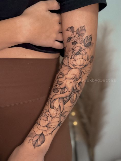 #octopus #tattooideas #fineline #finelinetattoodesign #octopustatto #floraltattoo Arm Sleeve Tattoos For Women, Father Tattoos, Small Girly Tattoos, Small Girl Tattoos, Floral Tattoo Sleeve, Floral Tattoo Design, Cute Tattoos For Women, Classy Tattoos, Great Tattoos