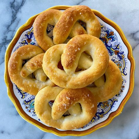 Soft Pretzels Easy, Gluten Free Soft Pretzels, Fast Bread, Gf Snacks, Thrive Recipes, Gluten Free Dough, Soft Pretzel Recipe, Gluten Free Dinner Easy, Gluten Free Pretzels