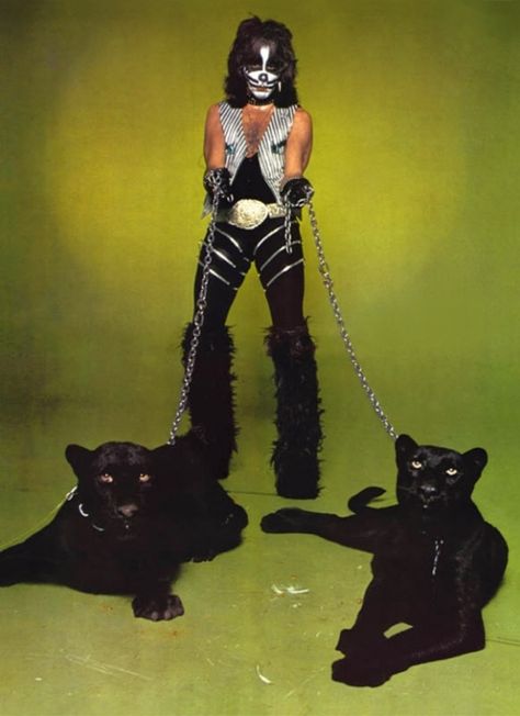 Peter Criss & Two Black Panthers. #music #kiss #petercriss http://www.pinterest.com/TheHitman14/music-in-picture-%2B/ Eric Singer, Vinnie Vincent, Kiss Images, Peter Criss, Kiss Army, Kiss Pictures, Vintage Kiss, Kiss Art, Ace Frehley