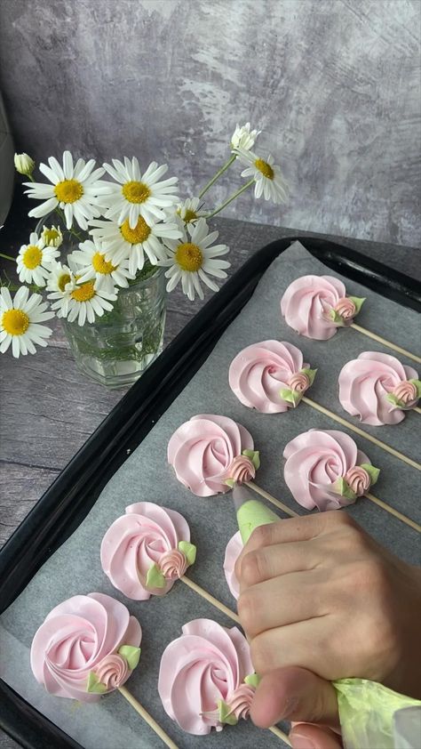 Learn Cake Decorating, Marshmallow Flowers, Kids Tea Party, Royal Icing Flowers, Chocolate Cake Designs, Cream Candy, Mothers Day Cake, Amazing Food Art, Summer Cakes