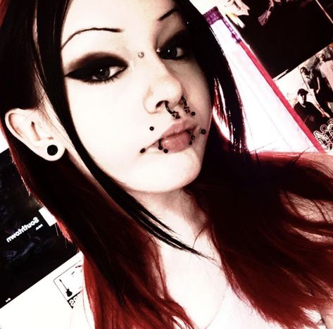 Mall Goth Nails, Black Piercings, Mall Goth Makeup, Scene Makeup, Casual Makeup, Alternative Makeup, Cool Piercings, Makeup Tattoos, Gothic Makeup