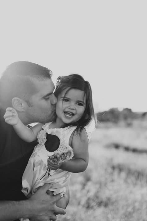 Father Daughter Poses, Mother Father And Baby, Father Daughter Photos, Mother Baby Photography, Father Daughter Photography, Cute Family Photos, Family Photos With Baby, Family Photoshoot Poses, Beautiful Desert