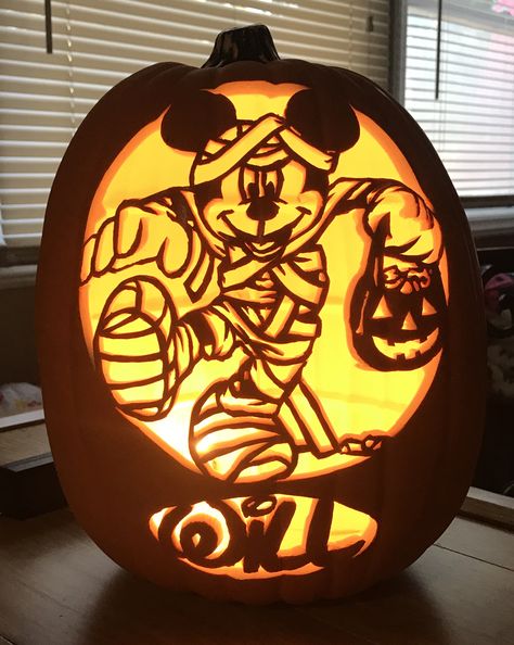 Halloween Pumpkins Carvings Disney, Pumpkin Carving Ideas Hocus Pocus, Disney Pumpkin Carving Templates, Disney Pumpkin Carving, Disney Pumpkin, Scary Pumpkin Carving, Carved Pumpkins, Spooky Home Decor, Pumpkin Carvings