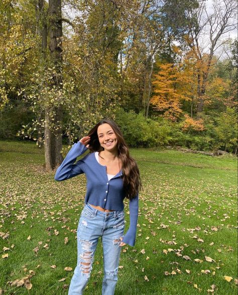 Vanessa Merrell Outfits, Merrill Twins, Twins Aesthetic, Vanessa Merrell, Merrell Twins, Beautiful People, Mom Jeans, Twins, Going Out