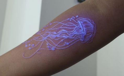 Uv Tattoos, 16 Tattoo, Stunning Tattoos, Uv Tattoo, Light Tattoo, Jellyfish Tattoo, Muster Tattoos, Cute Little Tattoos, Tatuaje A Color