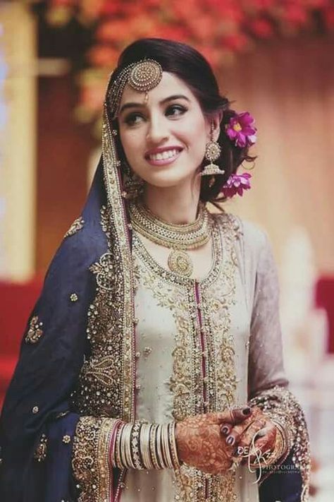 Indian wedding hairstyles for Indian Brides- Up Dos, Braids, loose curls Hairstyle For Nikkah, Pakistani Engagement Hairstyles, Wedding Hair Updo Side, Brides Pakistani, Bridesmaid Hair Side, Shampoo Bomba, Wedding Hair Side, Bride Updo, Side Bun