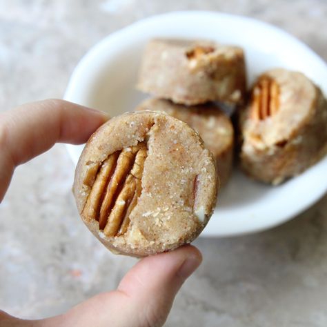 Applesauce Birthday Cake Protein Balls (Healthy 5-Ingredient Energy Bites) - All Purpose Veggies Mooncakes Recipe, Biscoff Protein, Avocado Protein, Protein Bar Recipe, Pecan Pie Bites, Greek Yogurt And Peanut Butter, Protein Balls Healthy, Oatmeal Protein, Pecan Butter