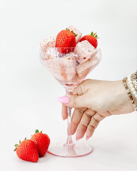 🍓🥂 Our Strawberry Champagne marshmallows have a new look! Deliciously fruity, these marshmallows, stuffed and tossed with real strawberries and a hint of champagne sugar. #yum order online or pick up in store , this week this flavor is part of our Mother’s Day box along with amaretto, sour peach, sangria, and many more tasty flavors 😋 #mothersday #marshmallows #gourmetmarshmallows #strawberry🍓 #champagne #bestgiftever Amaretto Sour, Flavored Marshmallows, Pink Cafe, Peach Sangria, Strawberry Champagne, Frozen Treat, Cake Shop, Egg Free, Mini Cakes