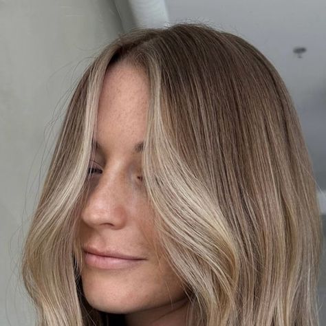 Maddie | Hairstylist on Instagram: "LIVED IN DREAMS ☁️  teasylights w/ a root melt and gloss   #beigebalayage #haireducation #livedinhair #kelownahair" Platinum Root Melt, Dark Blonde Root Melt, Blonde Hair Root Smudge, Blonde Root Melt, Blonde Root Smudge, Root Smudge Blonde, Hair Melt, Root Melt, Blonde Hair With Roots