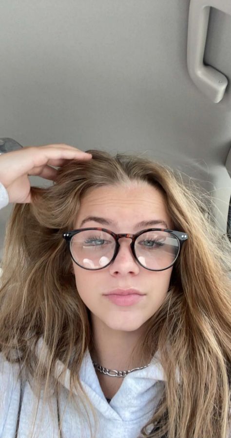 Round Glasses Women Aesthetic, Blonde With Glasses, Glasses Inspo, People With Glasses, Glasses Aesthetic, Glasses Inspiration, Foto Inspo, Glasses Trends, Anna Banana