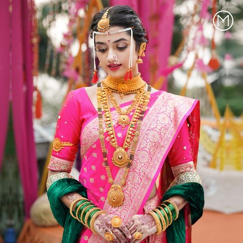 The bride's vibrant energy is nothing less of mesmerising as she enters the scene and takes everyone by storm. Her effortless grace on the dance floor enraptures the crowd, leaving them spellbound. Marathi Bride Jewellery, Maharashtrian Bride, Wedding Matching Outfits, Brides Jewelry, Marathi Bride, Indian Wedding Bride, Bridal Necklace Designs, Bridal Photography Poses, Couple Wedding Dress