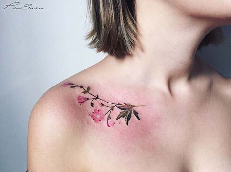 40+ Unique Small Collar Bone Tattoos Geranium Tattoo, Clavicle Tattoo, Watercolor Tattoo Flower, Wildflower Tattoo, Bone Tattoos, Nature Tattoo, Chest Tattoos For Women, Botanical Tattoo, Collar Bone Tattoo