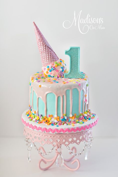 Melting ice cream cone cake for a 1st birthday! Tårta Design, Pink Chandelier, Ice Cream Birthday Party, Ice Cream Theme, Savory Cakes, Ice Cream Social, Ice Cream Birthday, 1st Birthday Cake, Ice Cream Party