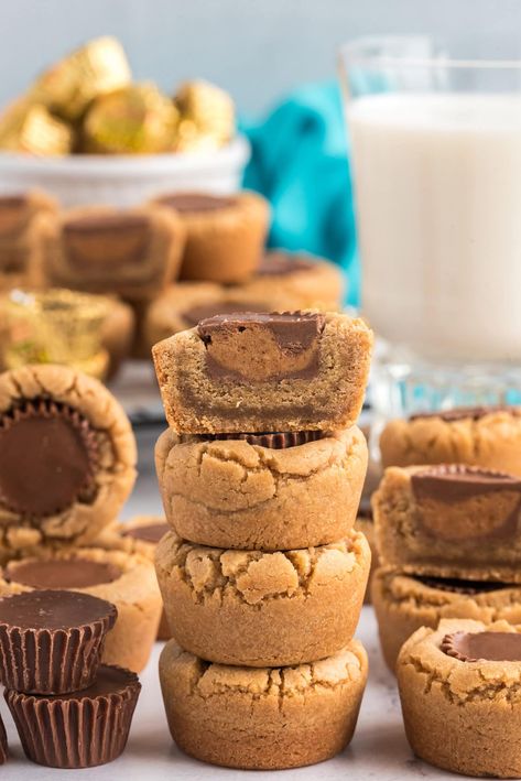 This is the only Reeses peanut butter cup cookies recipe you'll ever need! A golden puffed peanut butter cookie cup topped with mini Reese's skyrockets this recipe to the very top of the cookie tier list. Reeses Peanut Butter Cookies, Reese Cup, Peanut Butter Sandwich Cookies, Cup Cookies, Peanut Butter Cup Cookies, Easy Peanut Butter Cookies, Peanut Butter Cookie Dough, Holiday Cookie Exchange, Peanut Butter Sandwich