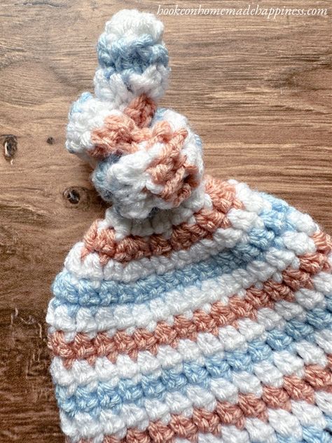 Top Knot Baby Beanie Crochet Pattern - Hooked on Homemade Happiness Knot Hat Pattern Free, Top Knot Baby Hat Pattern, Crochet Newborn Hat Free Pattern, Baby Beanie Crochet Pattern, Baby Bonnet Crochet Pattern, Crochet Baby Hats Free Pattern, Baby Knot Hat, Crochet Baby Beanie, Crochet Baby Hat Patterns