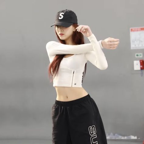 itzy yuna icon Yuna Full Body Pic, Yuna Outfit, Dance Practice Outfits, Christmas Flatlay, Dance Outfits Practice, Shin Yuna, Itzy Yuna, Yuna Itzy, Paparazzi Photos