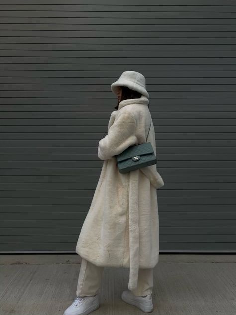 Ny Fits, Janice Joostema, Faux Shearling Coat, Winter Fashion Outfits Casual, Outfit Invierno, Causual Outfits, White Fur, Mein Style, Airport Style