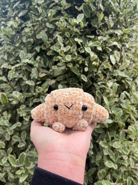 Jellycat Crochet Pattern, Crochet Croissant, Plush Amigurumi Free Pattern, Mini Crochet Animals Pattern Free, Jellycat Crochet, Crochet Jellycat, Crochet Dogs, Yarn Projects Crochet, Mini Croissant