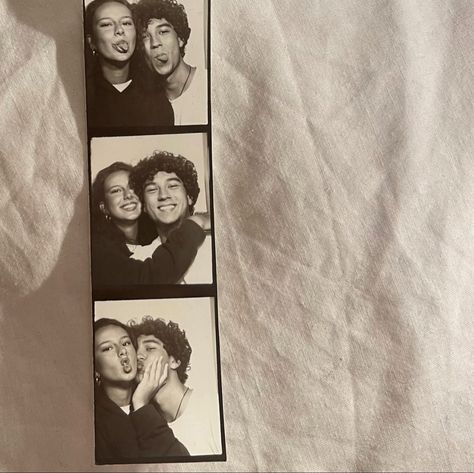 Film Pictures Aesthetic Couple, Photo Booth Pics Couple, Couple Asthetics Picture, Photobooth Couple Pictures, Photo Booth Couple, Couples Photobooth Aesthetic, Aesthetic Couple Photo Booth Pics, Photobooth Ideas Poses Couple, Photobooth With Boyfriend