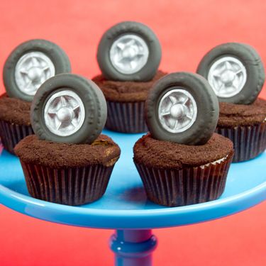 Tire Cupcakes, Hot Wheels Cupcakes, Queen Birthday Party, Barbie Cupcakes, Truck Cupcakes, Toy Story Cupcakes, Birthday Cupcakes Boy, Chocolate Buttercream Icing, Monster Truck Cake