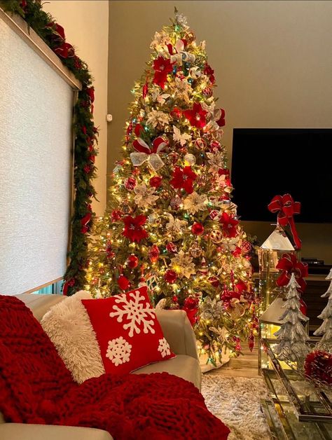 Fun Christmas Tree Ideas Decorating, 2022 Christmas Tree Trends, Holiday Bedding, Red Decorations, Christmas Aesthetics, Affordable Christmas Decorations, Tree Inspiration, Christmas Dreaming, Elegant Christmas Trees