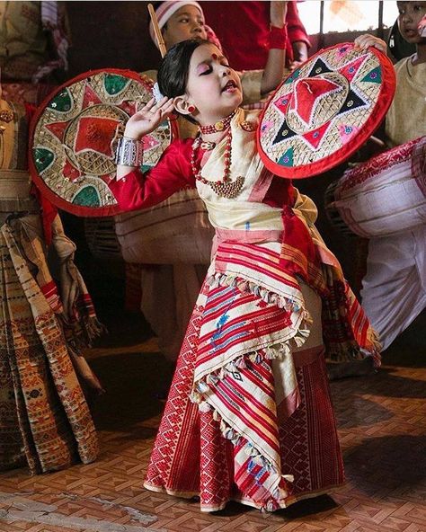 Bihu Assam, Bihu Dance, India Traditional Dress, Dancer Wear, Indian Photoshoot, Ballroom Dance Dresses, Folk Dresses, Indigenous People, Folk Dance