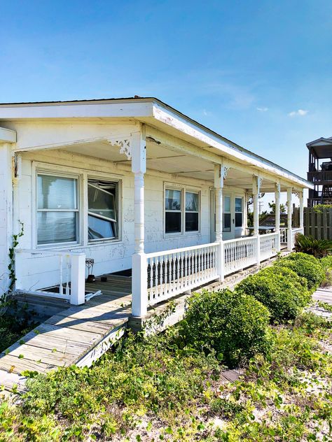 Take a tour of this abandoned 1949 historic beach cottage Before demolition. Are you as sad as I am about the loss?! | Pretty Handy Girl | #prettyhandygirl #historic #beachcottage #historicbeachcottage #hometour #demolition Historic Beach House, Tiny Beach Cottage, Abandoned Beach, Cottage Tour, Florida Beach Cottage, Beach House Tour, Cottage Interior, Interior Pictures, House Siding