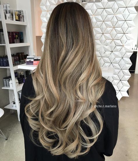 Auburn Hair Dye, Wine Red Hair, Blonde Balayage Highlights, Dyed Red Hair, Dyed Blonde Hair, Color Of The Day, Hair Color Auburn, Hot Hair Styles, Business Hairstyles