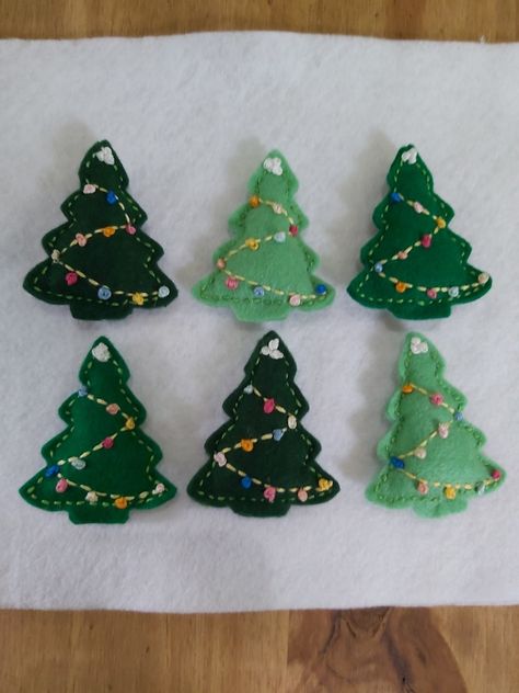 Felt Crafts Christmas Tree, Felt Xmas Decorations Templates, Homemade Felt Christmas Ornaments, Christmas Felt Ornaments Diy, Felt Christmas Tree Ornaments, Felt Christmas Trees, Felt Ornaments Diy, Felt Christmas Tree Decorations, Diy Felt Christmas Ornaments