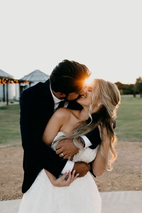 Dip Pose Wedding, Wedding Poses Height Difference, Husband And Wife Wedding Photos, Special Wedding Photos, Wedding Day Photo Ideas Couple, Fall Bride And Groom Photos, Wedding Photos Rings, Bride And Groom Dip Photo, Wedding First Look Photos Ideas