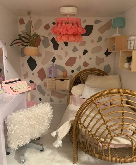 Diy American Girl Doll House, Barbie Doll Room, American Girl Bedrooms, Diy Doll Room, American Girl Storage, Miniature Model Making, Comfy Room Ideas, Babysitting Aesthetic, Doll Room Ideas