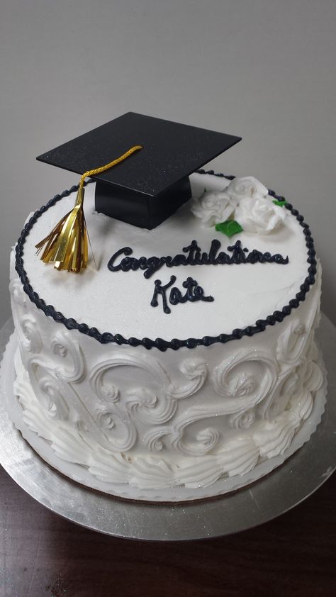 Classic black and white.Graduation cake. Cute Graduation Cake Ideas, Bachelor Torte, Black And White Graduation Cake, White Graduation Cake, Prom Cake, Graduation Hairstyle, Graduation Cake Ideas, Cakes Graduation, Grad Cakes