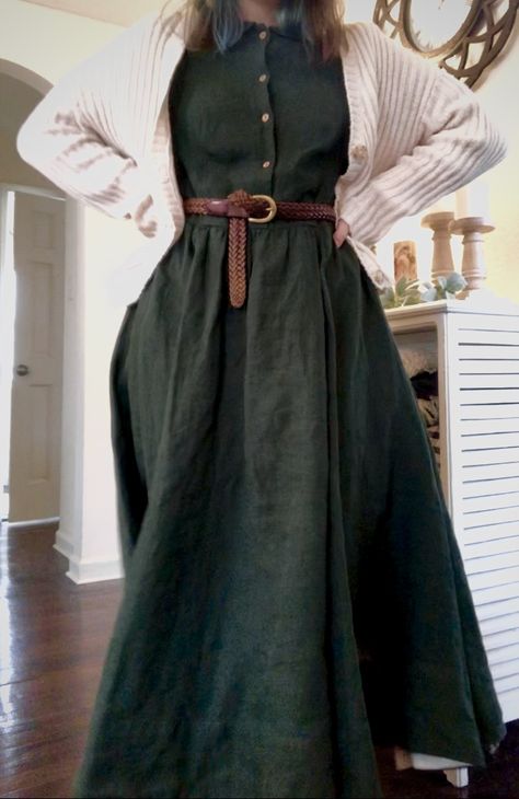 Green sondeflor dress, woven belt, white sweater, brown amber jewelry Irish Outfits Women, Hobbit Outfit Female, Sondeflor Dress, Green Academia Aesthetic Outfit, Hobbit Aesthetic Clothes, Hobbit Inspired Outfits, Green Academia Outfit, Forest Ambience, Casual Cottagecore