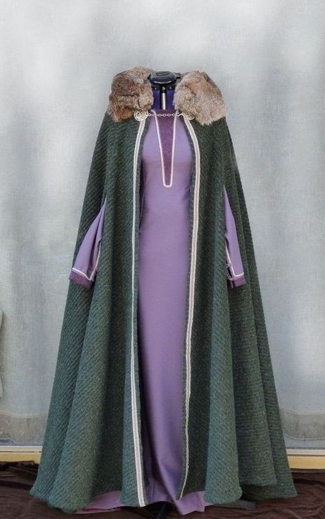 Medieval Dress Winter, Winter Medieval Dress, Medieval Winter Clothes, Purple Medieval Dress, Old Fashioned Goulash, Medieval Outfit, Gaun Abad Pertengahan, Costume Carnaval, Viking Dress