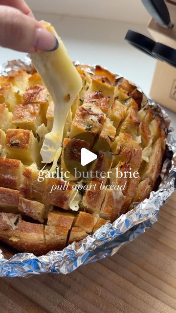 Garlic Bread Brie, Bread With Brie Cheese, Recipe Using Brie Cheese, Brie Cheese Recipes Appetizers, Cheese Bread Loaf, Brie Cheese Appetizer, Brie Wheel, Brie Cheese Recipes, Cheese Recipes Appetizers