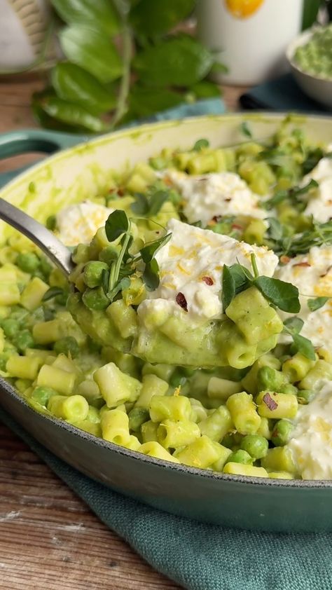 Creamy Burrata Pea Pasta 🫛🌱 The perfect easy pasta recipe to save for spring! Bookmark this post (recipe below 👇) or head to the link in ou… | Instagram Brothy Beans, Pea Sauce, Pea Pasta, Easy Pasta Recipe, Fresh Peas, Pasta With Peas, Salad Recipes Healthy Easy, Low Carb Pasta, Healthy Menu