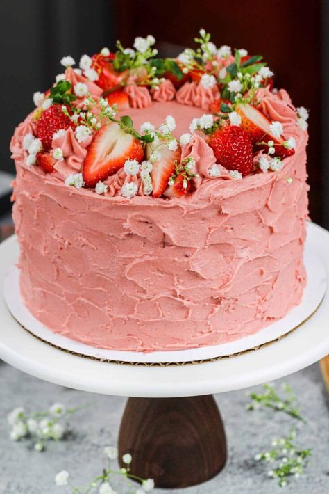 🌼 ❀ azalea fairy ❀ ⁷ 🌿 on Twitter: "strawberry cakes with flowers 🌼🍰… " Strawberry Cake Icing, Strawberry Cake From Scratch, Vanilla Cake From Scratch, Delicious Strawberry Cake, Strawberry Vanilla Cake, Strawberry Icing, Strawberry Birthday Cake, Nursing Cake, Whiskey Cake