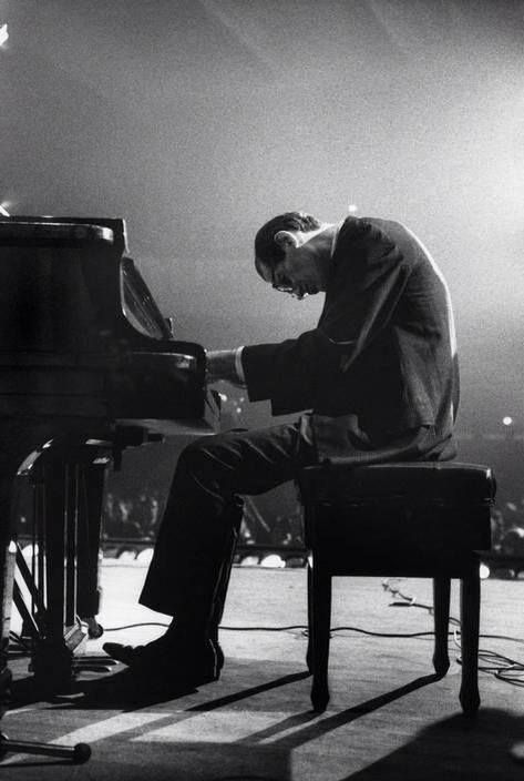 Bill Evans Piano Wednesday, Jazz Photography, Arte Jazz, Saint Victor, Piano Jazz, Jazz Cat, Chet Baker, Bill Evans, Jazz Art