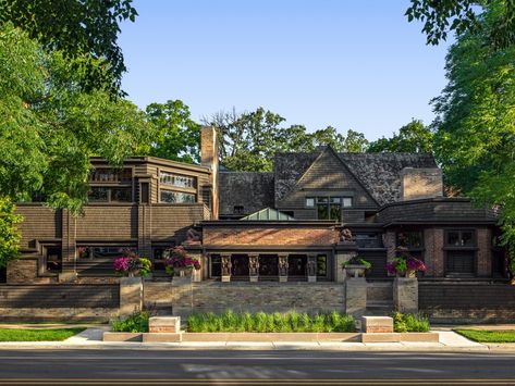 You Can Sleep Inside Some of These Famous Frank Lloyd Wright Homes | Frank Lloyd Wright’s Home and Studio Day Trips From Chicago, Robie House, Taliesin West, Frank Lloyd Wright Architecture, Frank Lloyd Wright Buildings, Frank Lloyd Wright Homes, Chicago Museums, Prairie Style Houses, Chicago Tours