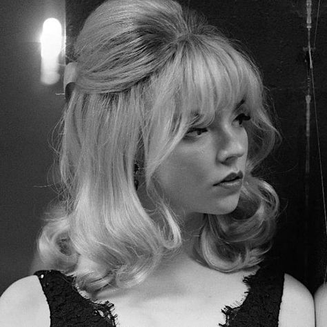 hourly anya taylor-joy on Twitter: "people collapsed… " 60s Bangs, Look Disco, Anya Joy, 60s Hair, Bridget Jones, Jane Birkin, 짧은 머리, Anya Taylor Joy, Sophia Loren